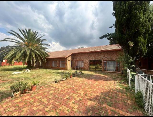3 BEDROOM HOUSE FOR SALE IN DERSLEY
